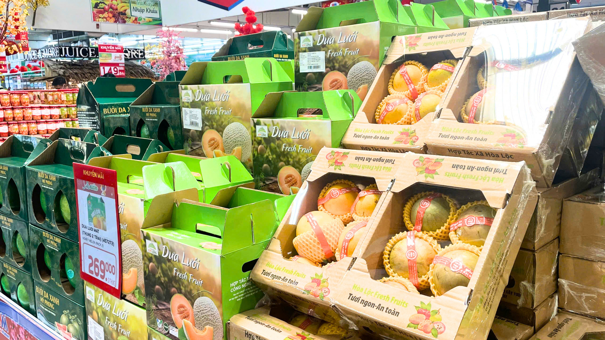 Nhiều sản phẩm trái cây Việt Nam được đóng gói sang trọng được nhiều khách hàng lựa chọn làm quà tết