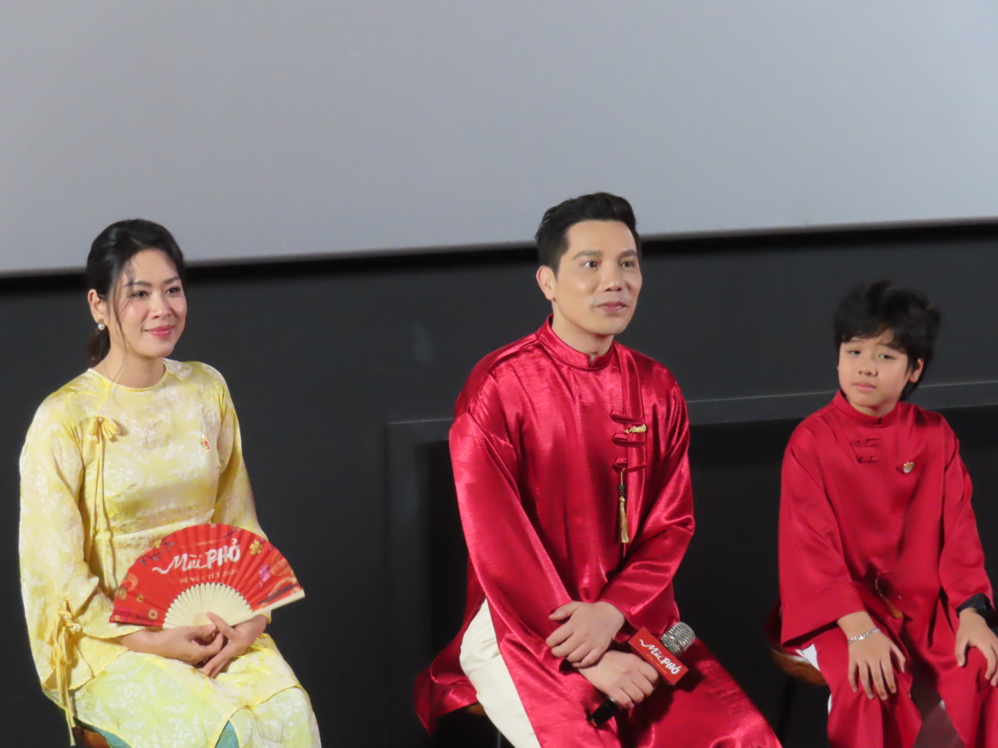 Đạo diễn Minh Beta (giữa) trong buổi giao lưu