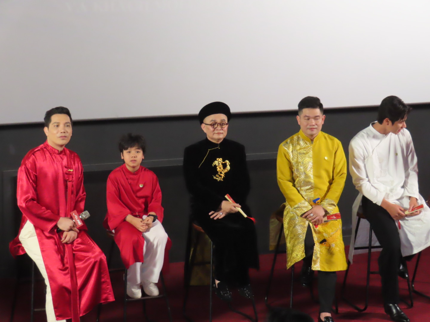 NSND Xuân Hinh (giữa) trong buổi giao lưu