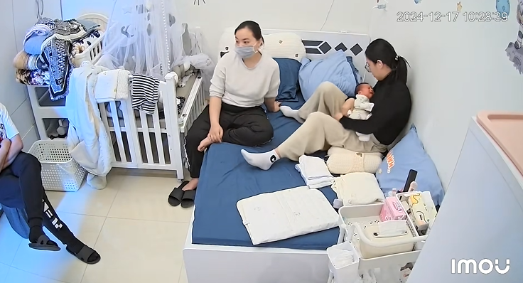 Trong khi mẹ sa sả mắng vợ, anh chồng ngồi khoanh tay (góc trái màn hình) và phụ họa theo (Ảnh cắt từ clip)