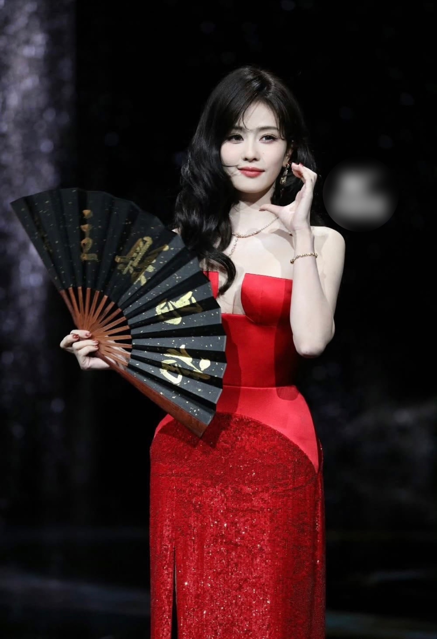 Góp mặt tại đêm hội Weibo năm nay, Bạch Lộc được khen hết lời khi chọn chiếc đầm dạ hội đỏ cúp ngực, phom dáng ôm sát, phần thân váy đính sequin lấp lánh. Điểm nhấn là chiếc quạt tay mang hơi hướng Á Đông, giúp tổng thể vừa kiêu sa vừa phảng phất nét truyền thống. Làn da trắng sáng, mái tóc xoăn nhẹ và lối trang điểm môi đỏ càng tôn lên bờ vai trần đầy cuốn hút.