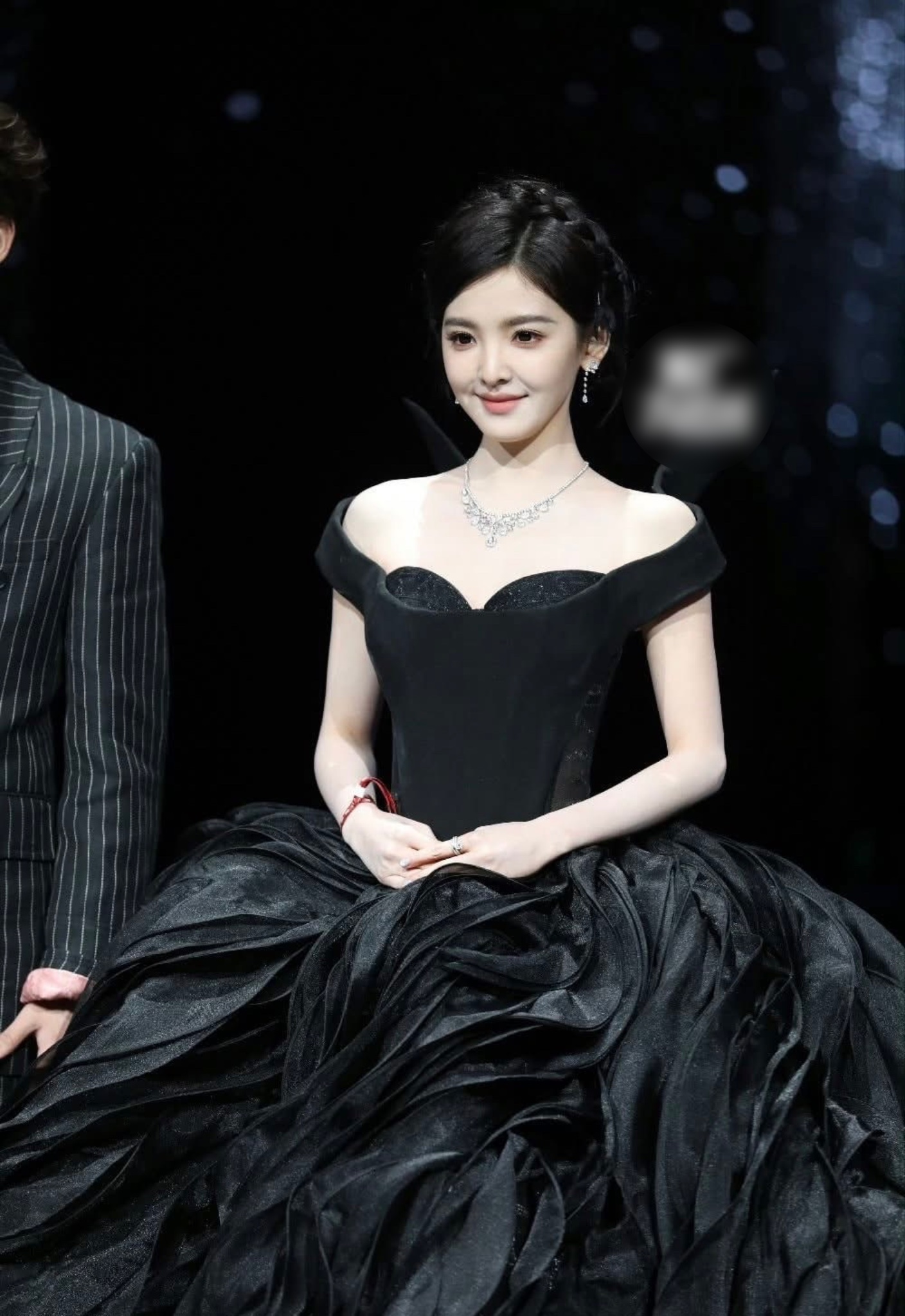 Phong cách cổ điển được nữ thần thanh xuân Chương Nhược Nam lăng xê tại đêm hội Weibo năm nay. Người đẹp diện váy đen trễ vai dáng xòe, phần chân váy phồng nhiều lớp vải mờ ảo. Thiết kế gợi liên tưởng đến những buổi dạ tiệc sang trọng, trang sức tinh giản và kiểu tóc búi gọn giúp bờ vai và xương quai xanh trở thành tâm điểm.