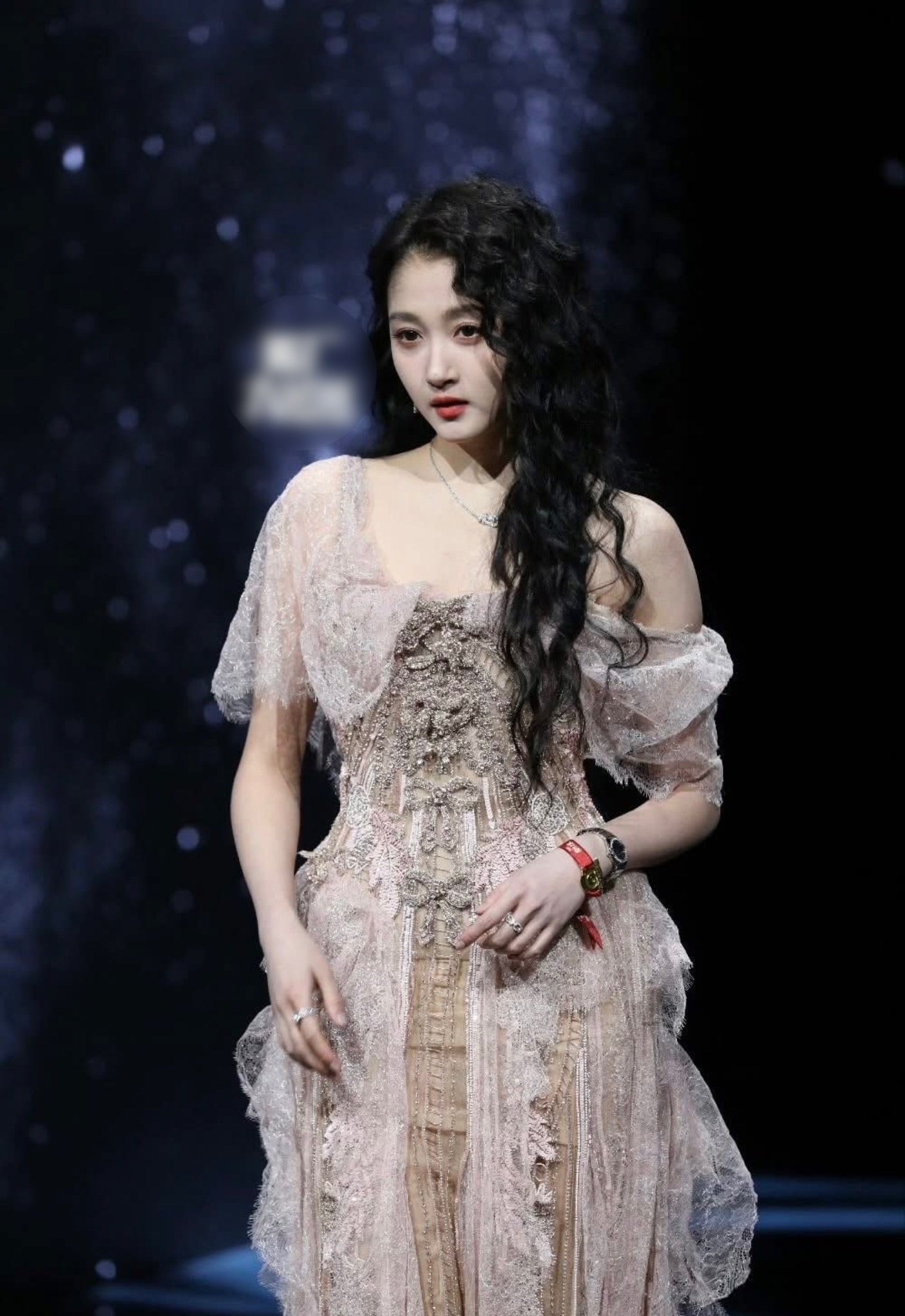 Quan Hiểu Đồng diện váy pastel trễ vai, chất liệu ren - voan đan xen, phom dáng mềm mại đúng phong cách nữ tính, tiểu thư mà cô nàng theo đuổi. Thiết kế mang tinh thần cổ điển, nhẹ nhàng, tôn lên bờ vai trần thêm phần dịu dàng, lãng mạn.