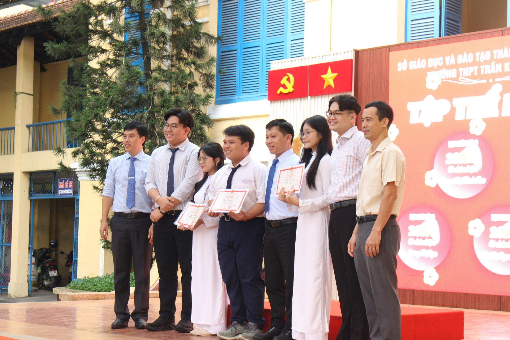 Ông Ngô Hùng Cường được bổ nhiệm làm hiệu trưởng Trường THPT Trần Khai Nguyên - Ảnh: Facebook nhà trường