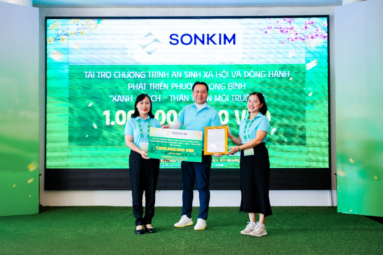 Đại diện SonKim Group trạo tặng 1 tỉ đồng cho phường Long Bình - Ảnh: SonKim Group