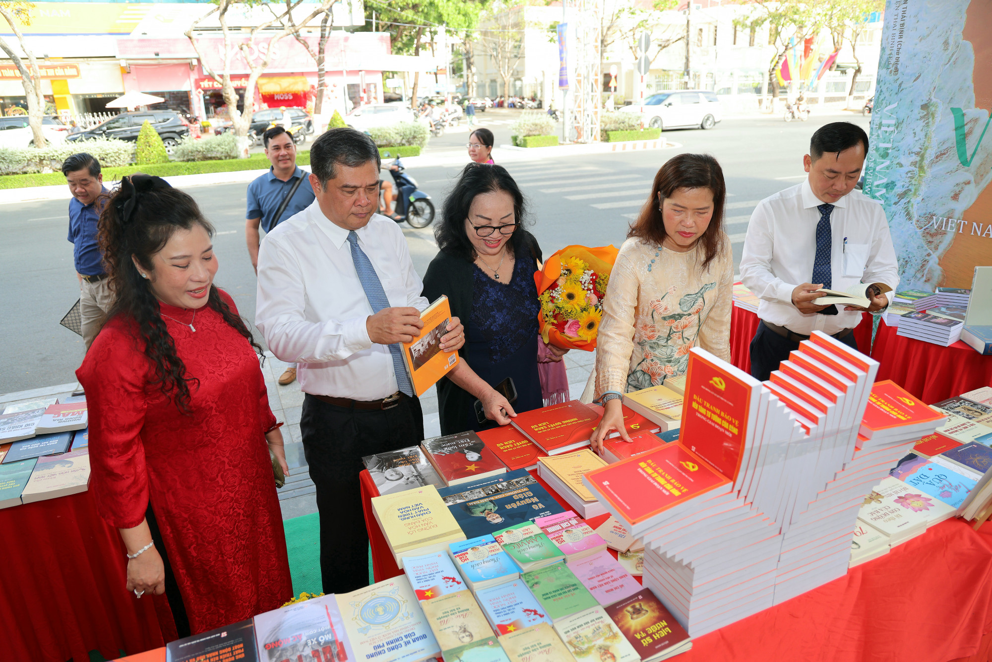 Các đại biểu tham quan không gian sách. Ảnh: Trung Phạm