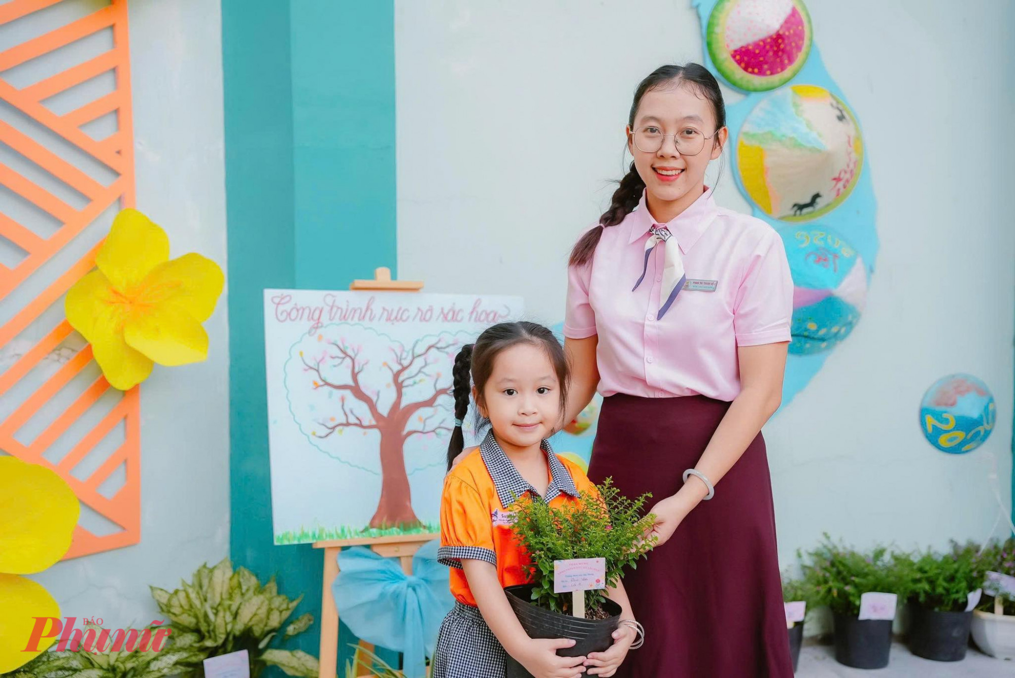 Trẻ mang cây xanh đến trang trí 