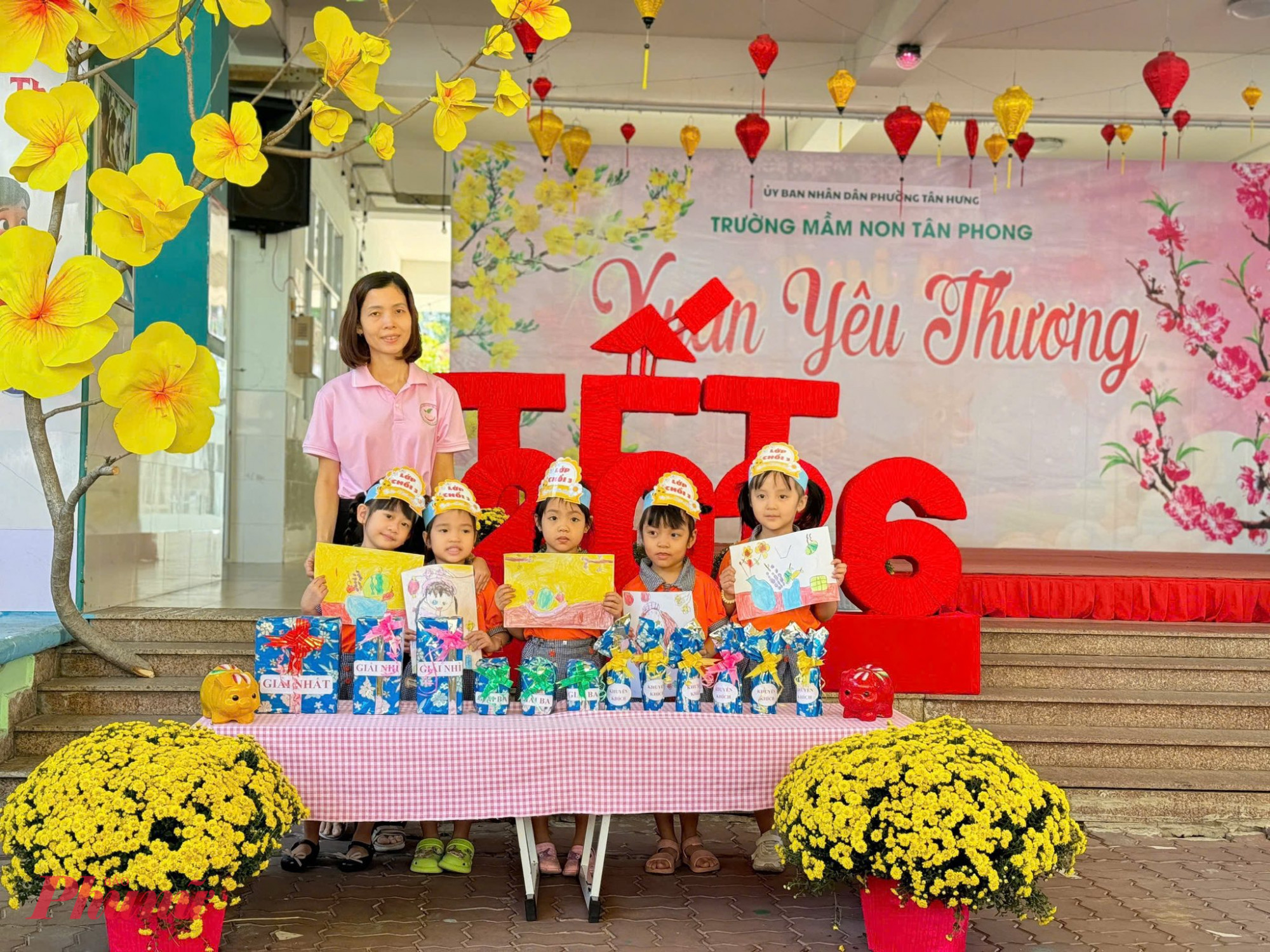 Trẻ tham gia hội thi vẽ trang mừng xuân mới