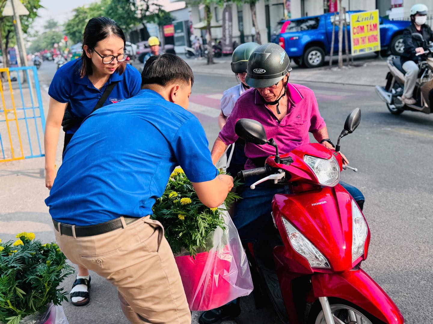 Nhiều phụ huynh đến ủng hộ nhà trường