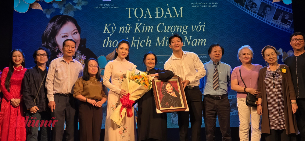 NSND Kim Cương bên cạnh những người thương quý mình.