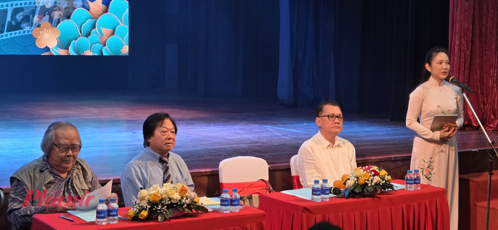 Từ phải qua: NSND Thanh Thúy, NS ƯT Hữu Châu, NSND Trần Ngọc Giàu, NSND Trần Minh Ngọc chủ trì tọa đàm.