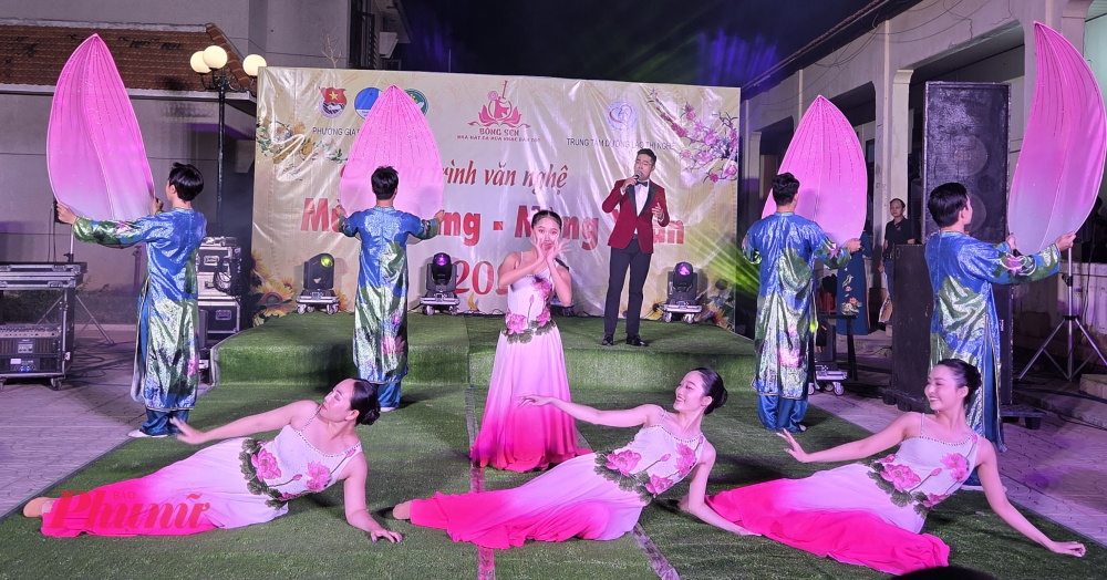 Ca sĩ Minh Hiếu và tốp múa Nhà hát Ca múa nhạc dân tộc Bông Sen với tiết mục Hồ Chí Minh đẹp nhất tên Người.