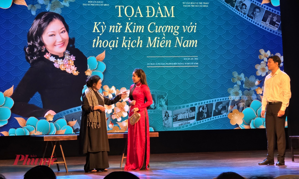 NSND Kim Cương thể hiện lại trích đoạn Lá sầu riêng kinh điển cùng 2 diễn viên trẻ Trang Tuyền và Trương Hạ.