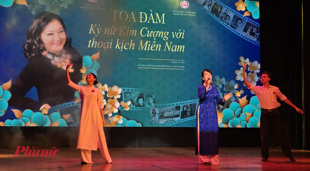 Ca sĩ Bích Phượng thể hiện ca khúc Bông hồng cài áo từ vở kịch cùng tên của kịch Kim Cương.