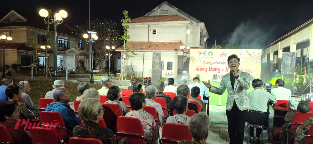 Ca sĩ Lê Anh Tuấn thể hiện 2 ca khúc Tự hào thành phố tôi yêu và Thương quá Việt Nam.