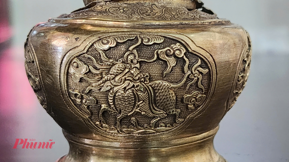 Do đó hình tượng Long Mã xuất hiện phổ biến trong kiến trúc, mỹ thuật cung đình và dân gian.  Tại Huế, Long Mã thường gặp trên các bức bình phong, một loại hình “kiến trúc” đặc trưng. 