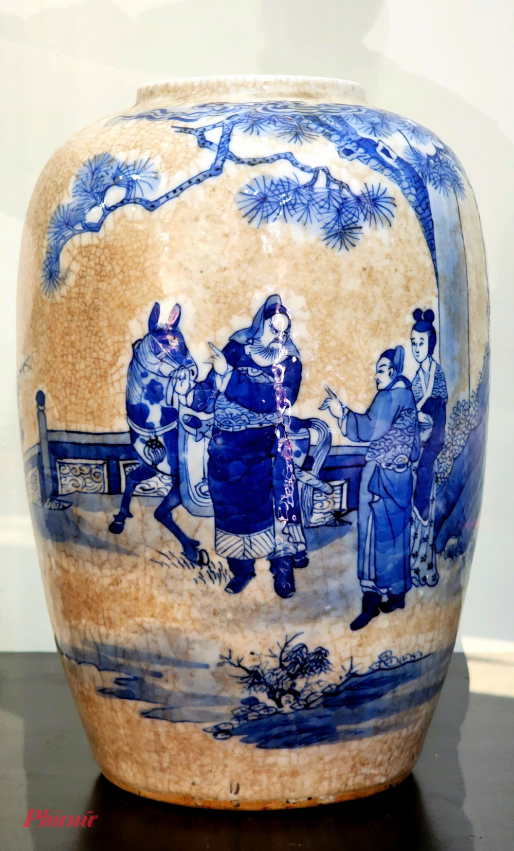 Trong văn hóa phương Đông, Long Mã là bước chuyển hóa, sự kết hợp đặc biệt hay là sự hóa thân giữa rồng, lân và ngựa. Theo truyền thuyết, Long Mã xuất hiện trên sông Hoàng Hà, dưới thời Phục Hy, thường được thể hiện trong tư thế phi trên sóng nước, đầu ngẩng cao, lưng chở Hà đồ (Tiên thiên Bát quái) hay Mã đồ, là sách “trời ban cho vua để trị thủy”. 