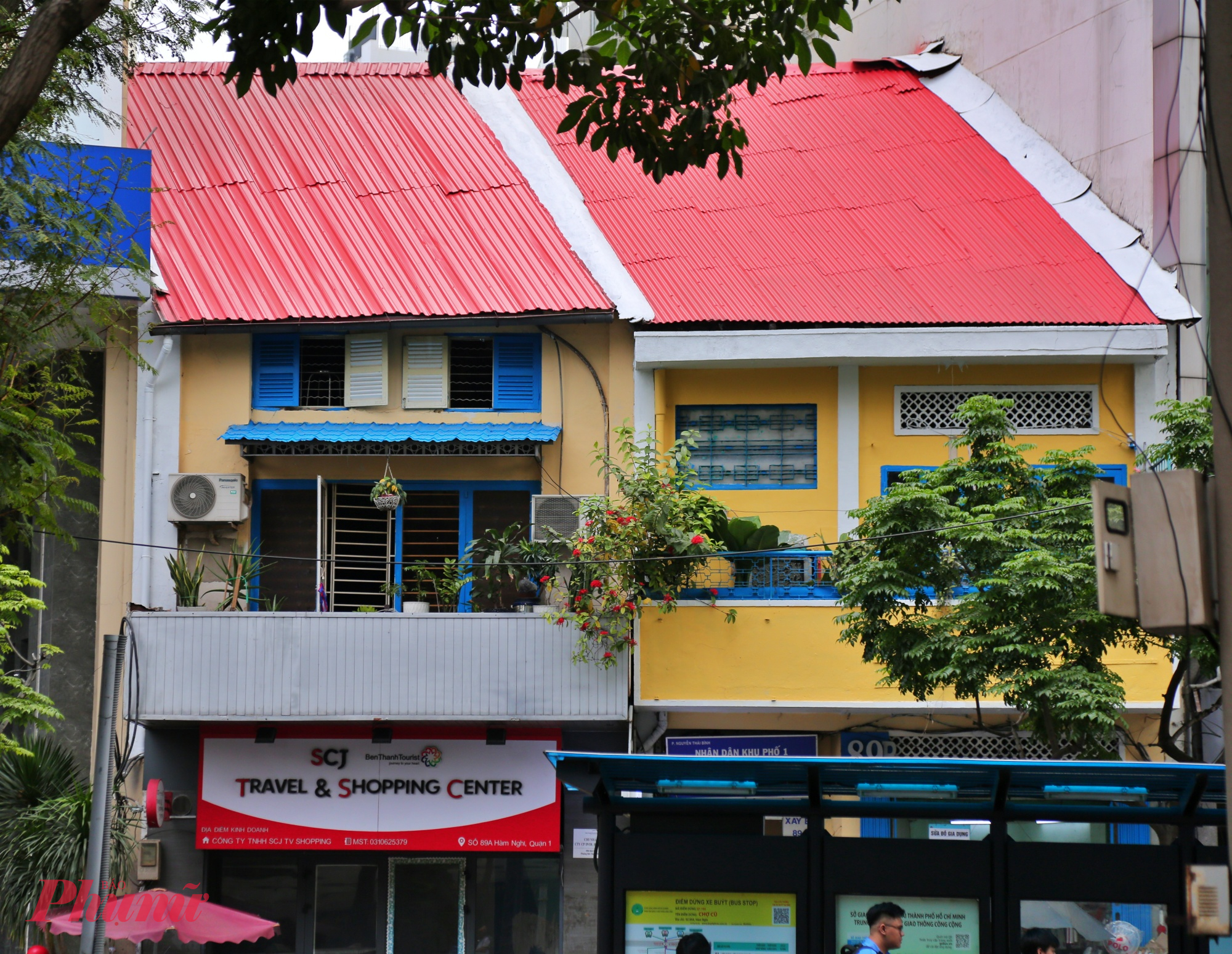 Một tòa nhà cổ trên đường Hàm Nghi cũng được sơn màu tươi sáng hơn so với trước.