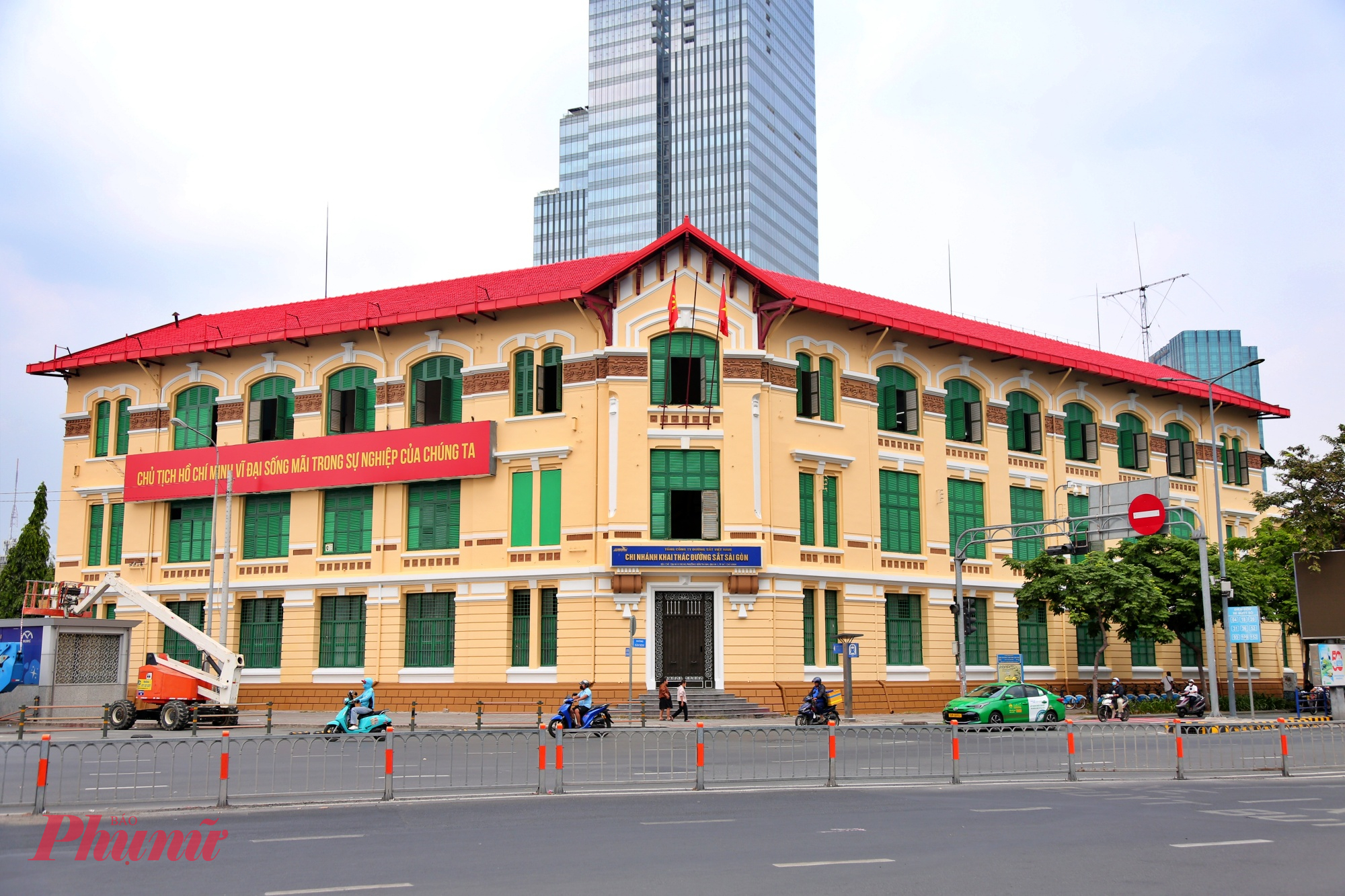 Phần mặt tường phía trước được sơn mới khang trang hơn.