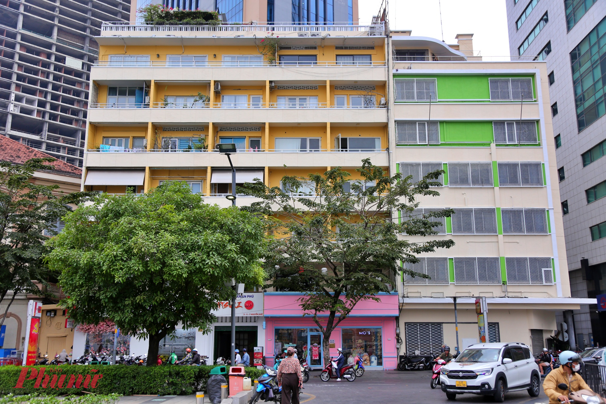 Nằm ở vị trí kết nối trung tâm với khu vực bờ sông, chung cư góc Nguyễn Huệ – Tôn Đức Thắng từng mang dáng vẻ cũ kỹ. Việc chỉnh trang giúp công trình gọn gàng, sáng sủa hơn, góp phần hoàn thiện diện mạo trục cảnh quan hướng sông Sài Gòn.