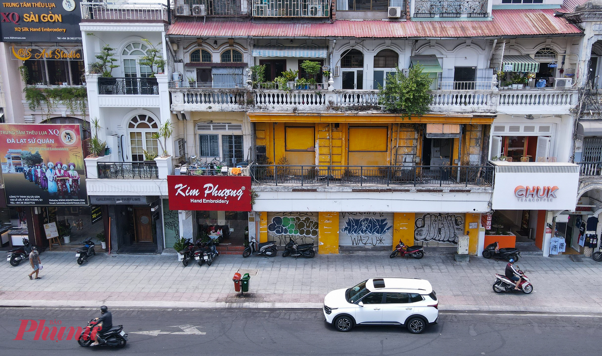 Kế chợ Bến Thành là dãy nhà cũ trên đường Lê Lợi. Nằm sát Chợ Bến Thành, dãy nhà cổ trên đường Lê Lợi từng nhuốm màu thời gian, bảng hiệu chắp vá, mặt tiền thiếu đồng bộ.