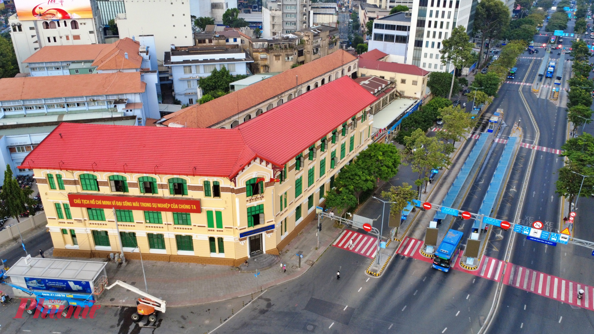 Sau chỉnh trang, công trình trở nên sáng sủa, gọn gàng hơn. Hệ thống đèn chiếu nhẹ giúp làm nổi bật đường nét kiến trúc cũ, giữ được tinh thần nghiêm trang của một công trình gắn với lịch sử giao thông đô thị Sài Gòn.