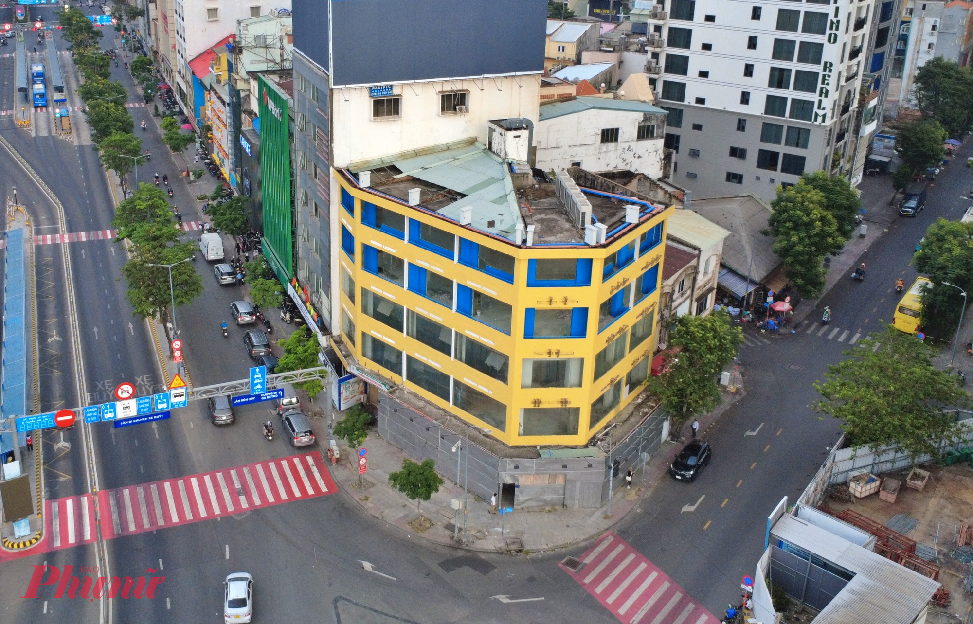 Ở giao lộ Hàm Nghi - Pasteur, những công trình cũ từng chìm khuất giữa dòng xe đông đúc. Việc chỉnh trang giúp các mảng tường, cửa sổ, ban công được phục hồi đồng bộ, tạo cảm giác gọn gàng, sáng sủa.