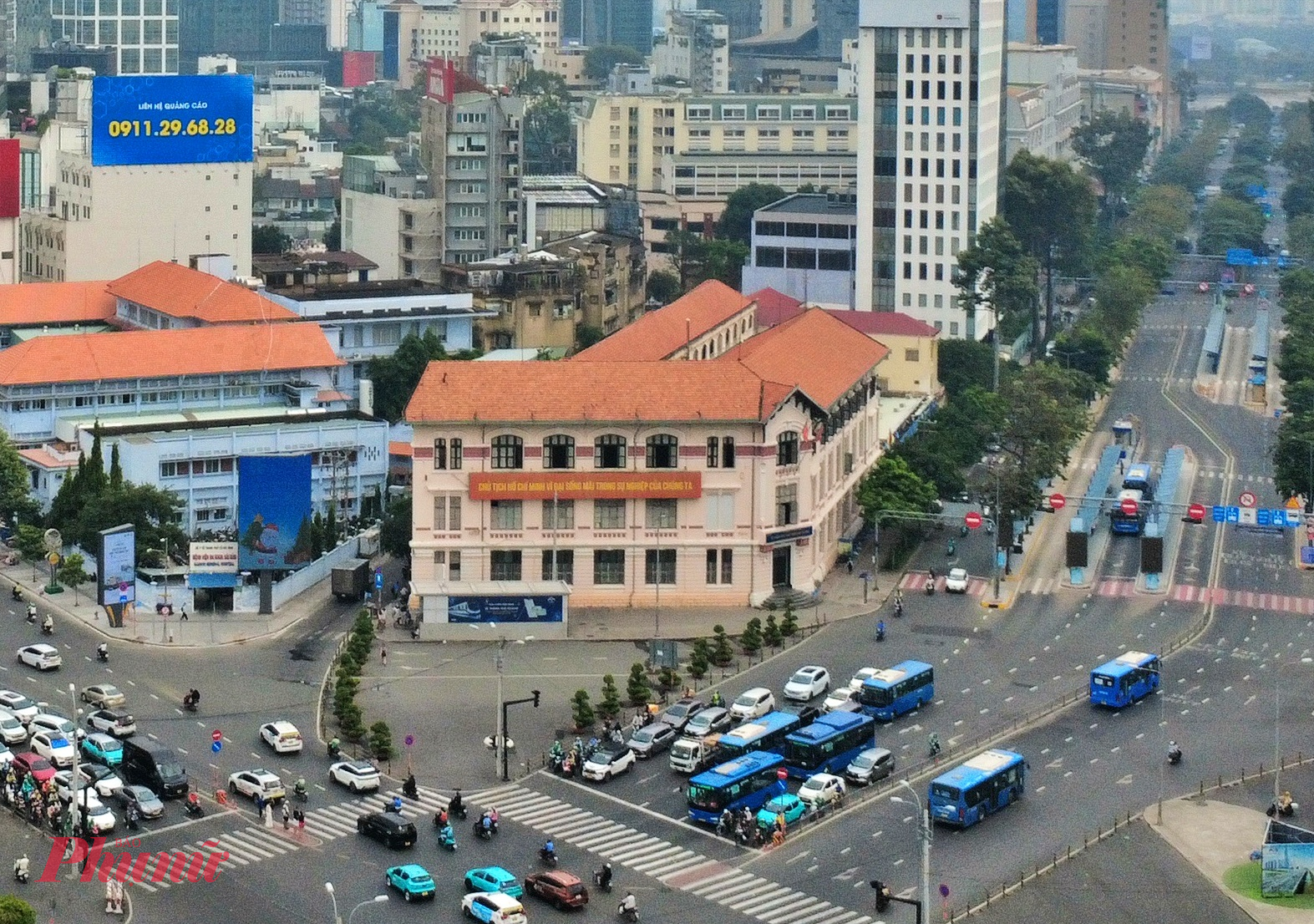 Trụ sở Công ty cổ phần Vận tải đường sắt Sài Gòn (136 Hàm Nghi) trước khi được chỉnh trang với màu ngói cũ