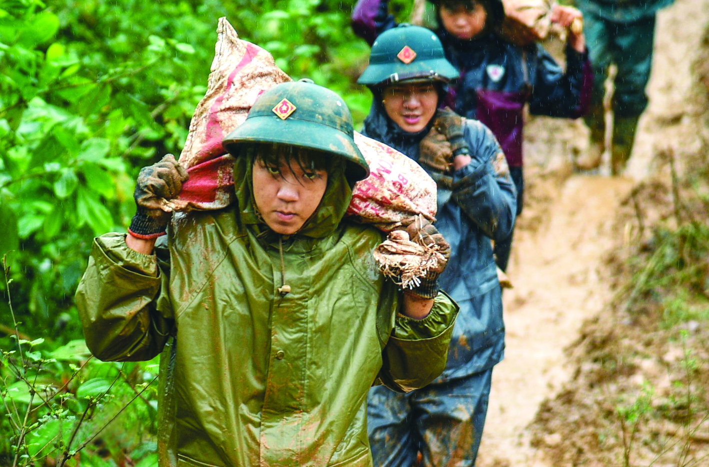 Cán bộ, chiến sĩ vượt nắng thắng mưa, xây dựng nhà ở mới cho người dân  trong “Chiến dịch Quang Trung” thần tốc - Nguồn ảnh: Thông tấn xã Việt Nam