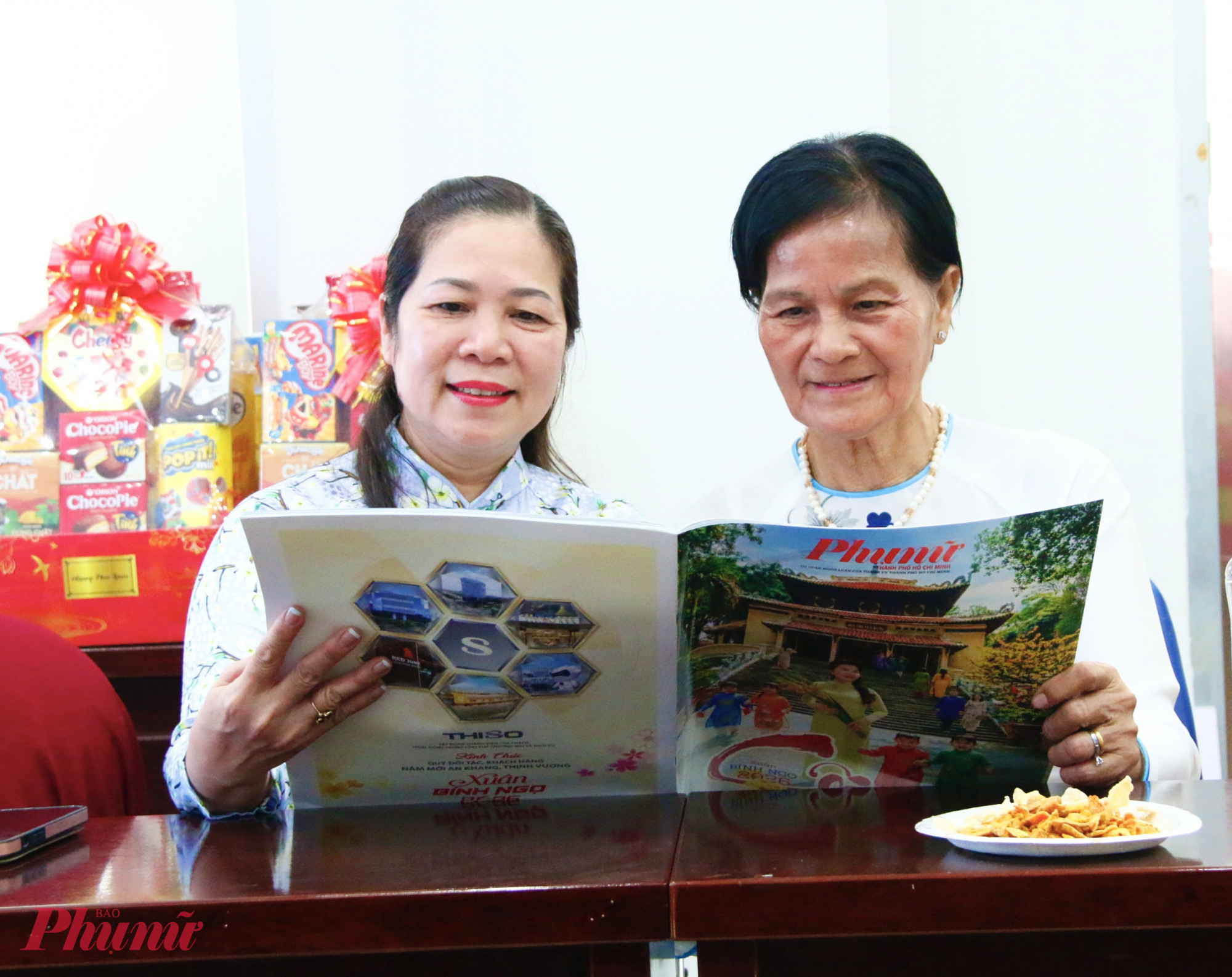 Hội viên phụ nữ cùng nhau đọc báo