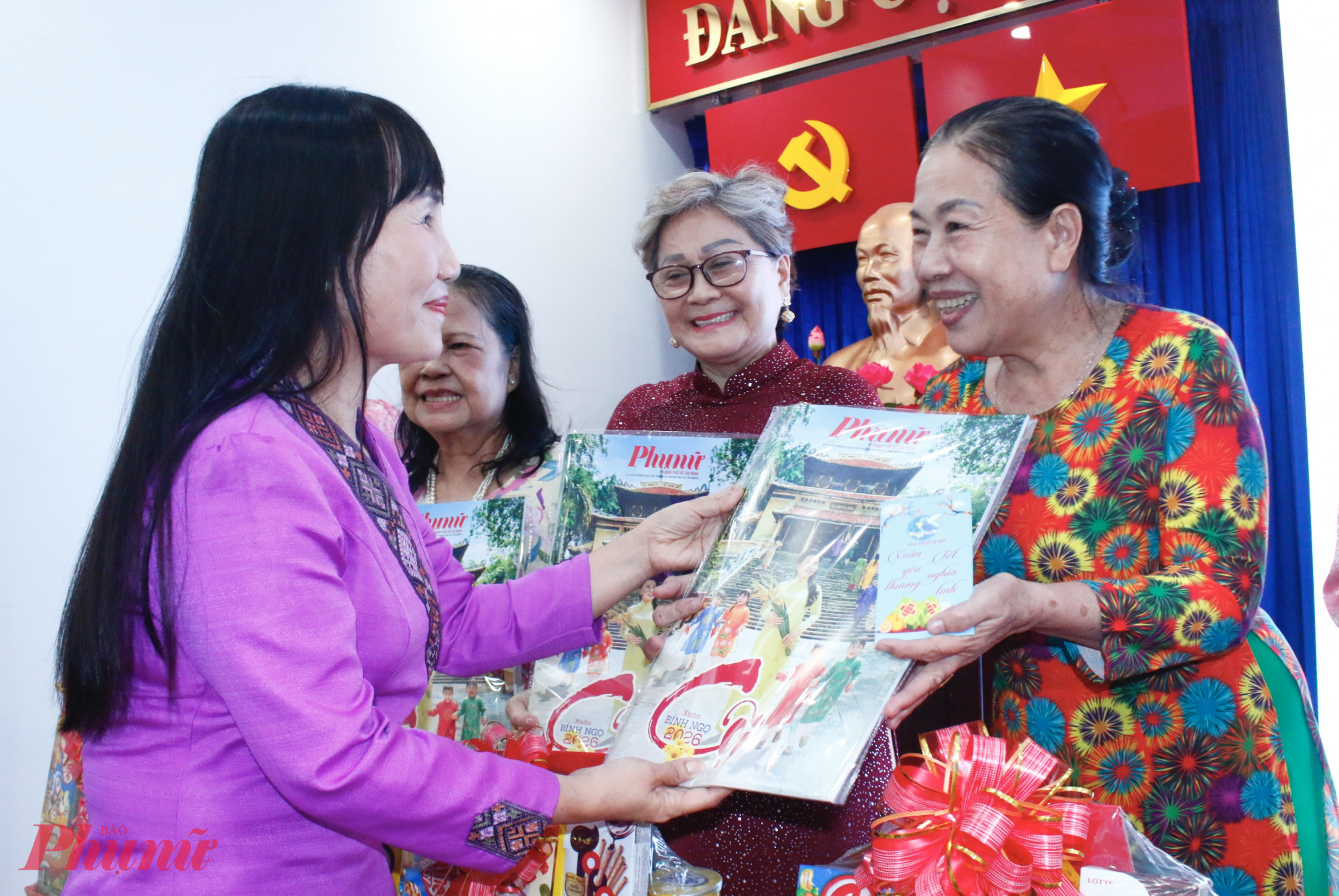 Phó chủ tịch thường trực Hội LHPN TPHCM Trịnh Thị Thanh tặng báo xuân Báo Phụ nữ TPHCM đến các gia đình Việt.