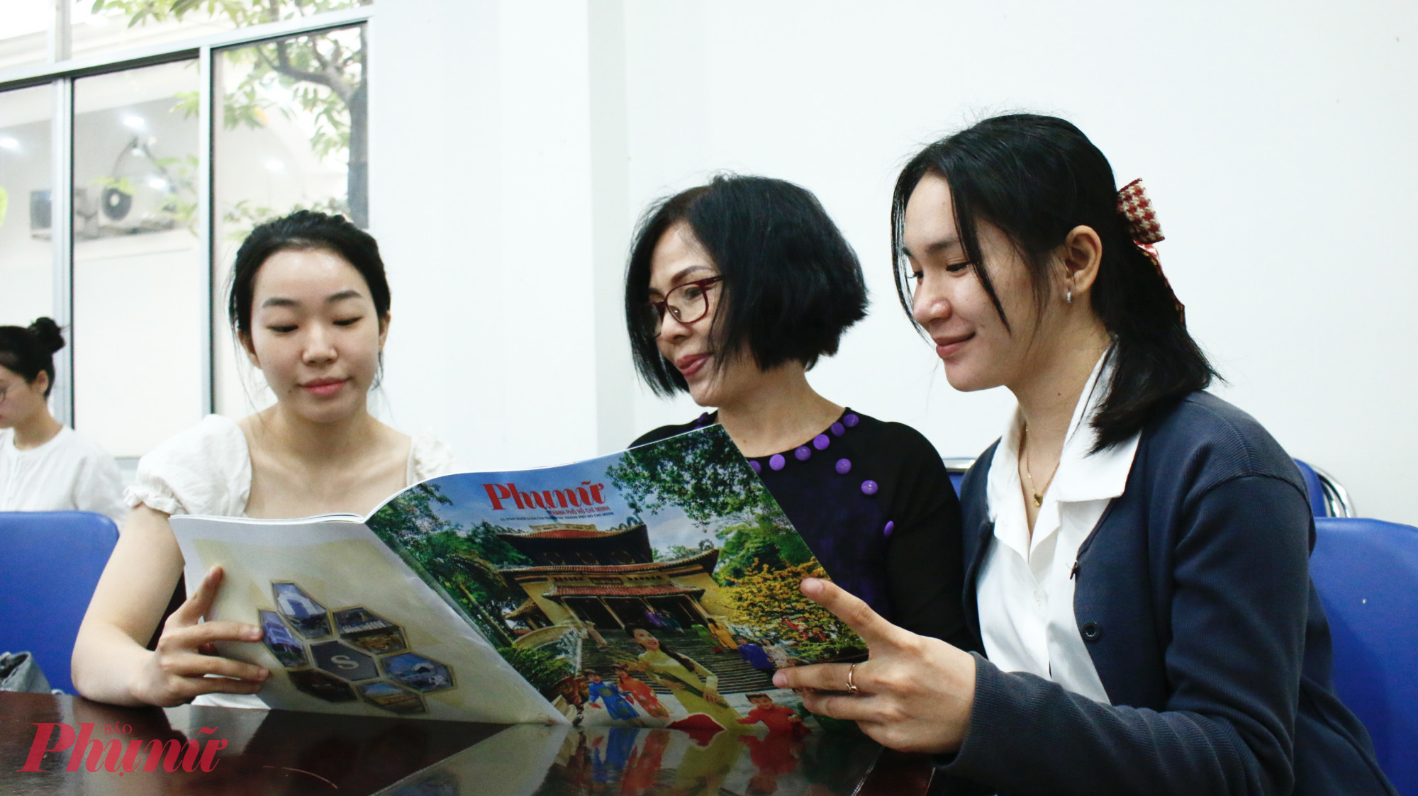 Bà Nguyễn Thị Ngọ (phường Bình Tây) cùng cô con gái nuôi Jiensuliya Dorkyar – sinh viên năm 3 Trường Đại học Y khoa Phạm Ngọc Thạch (bìa phải) – cùng nhau đọc Báo Xuân.Chia sẻ cảm nhận, Jiensuliya Dorkyar cho biết em ấn tượng với hình ảnh đẹp và những bài viết có tiêu đề thu hút. Em sẽ cùng mẹ đọc kỹ hơn trong những ngày Tết để cảm nhận trọn vẹn không khí xuân, học hỏi thêm nhiều điều bổ ích và làm giàu vốn tiếng Việt của mình.