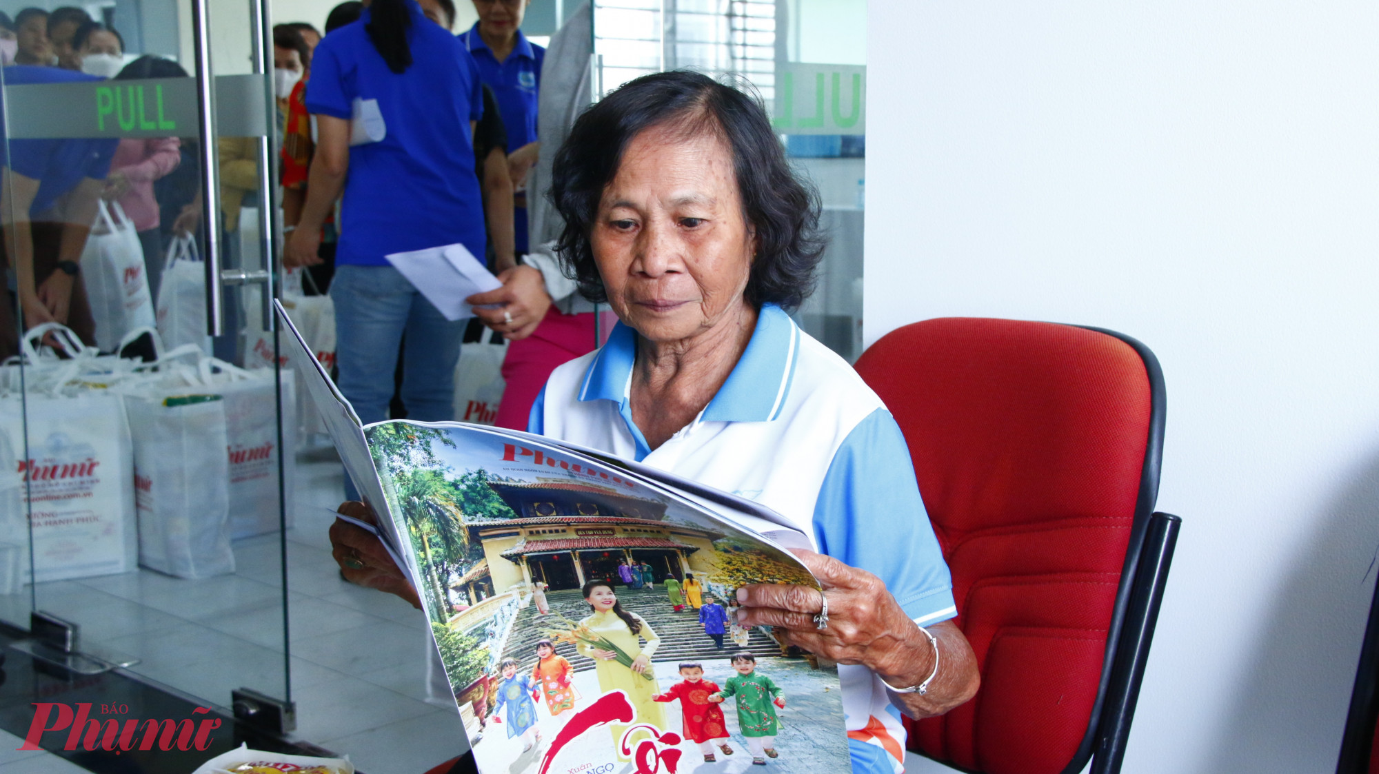 Báo xuân Báo Phụ nữ TPHCM cũng được trao tận tay đến các chị em phụ nữ có hoàn cảnh khó khăn trong khuôn khổ chương trình “Tết ấm Bính Ngọ 2026” do Báo Phụ nữ TPHCM tổ chức vào ngày 4/2.