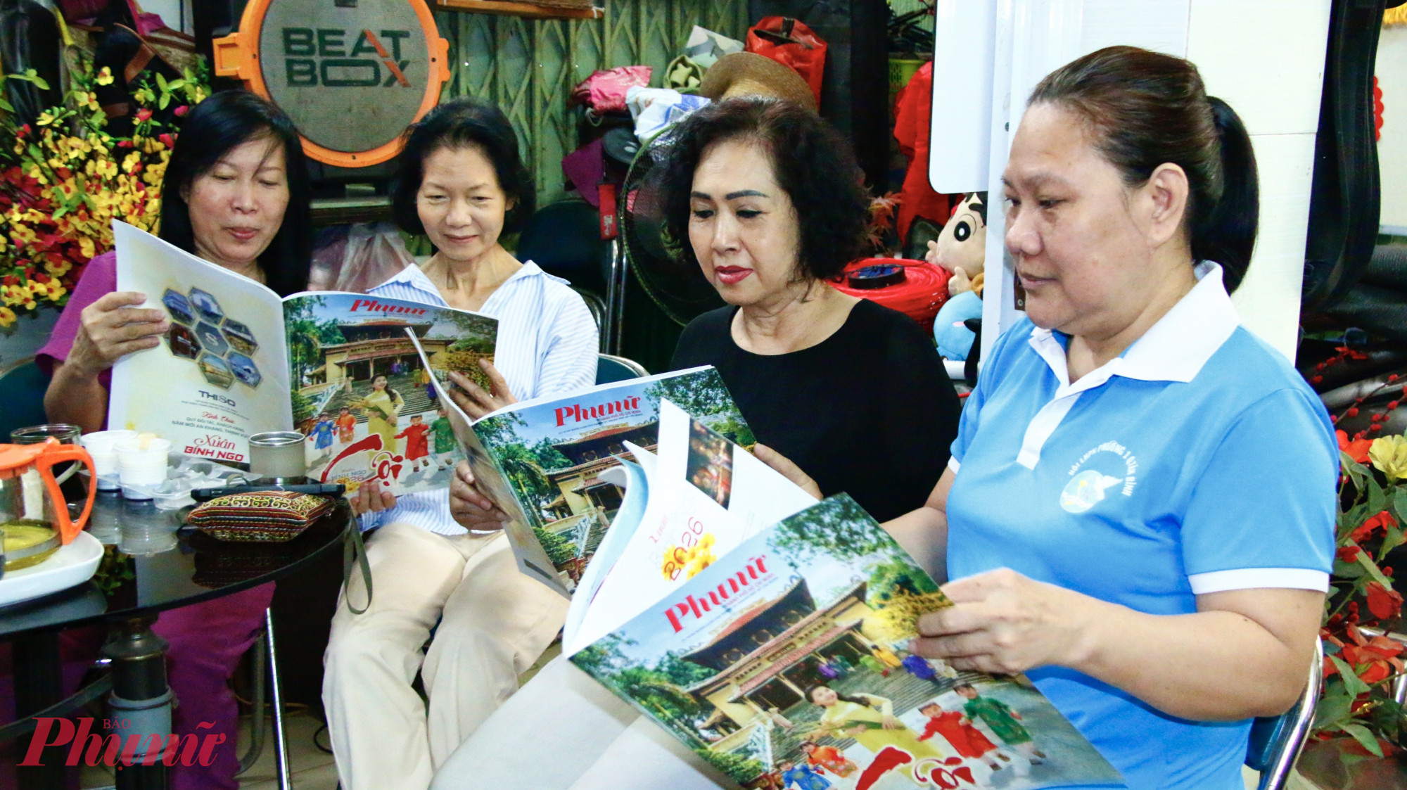 Tại khu phố 9, phường Tân Sơn Hòa, không khí Tết rộn ràng khắp các tuyến đường, cờ hoa rực rỡ. Trong không gian ấm áp ấy, các chị em hội viên phụ nữ quây quần đọc báo xuân Báo Phụ nữ TPHCM, trò chuyện rôm rả, lan tỏa niềm vui xuân phấn khởi.