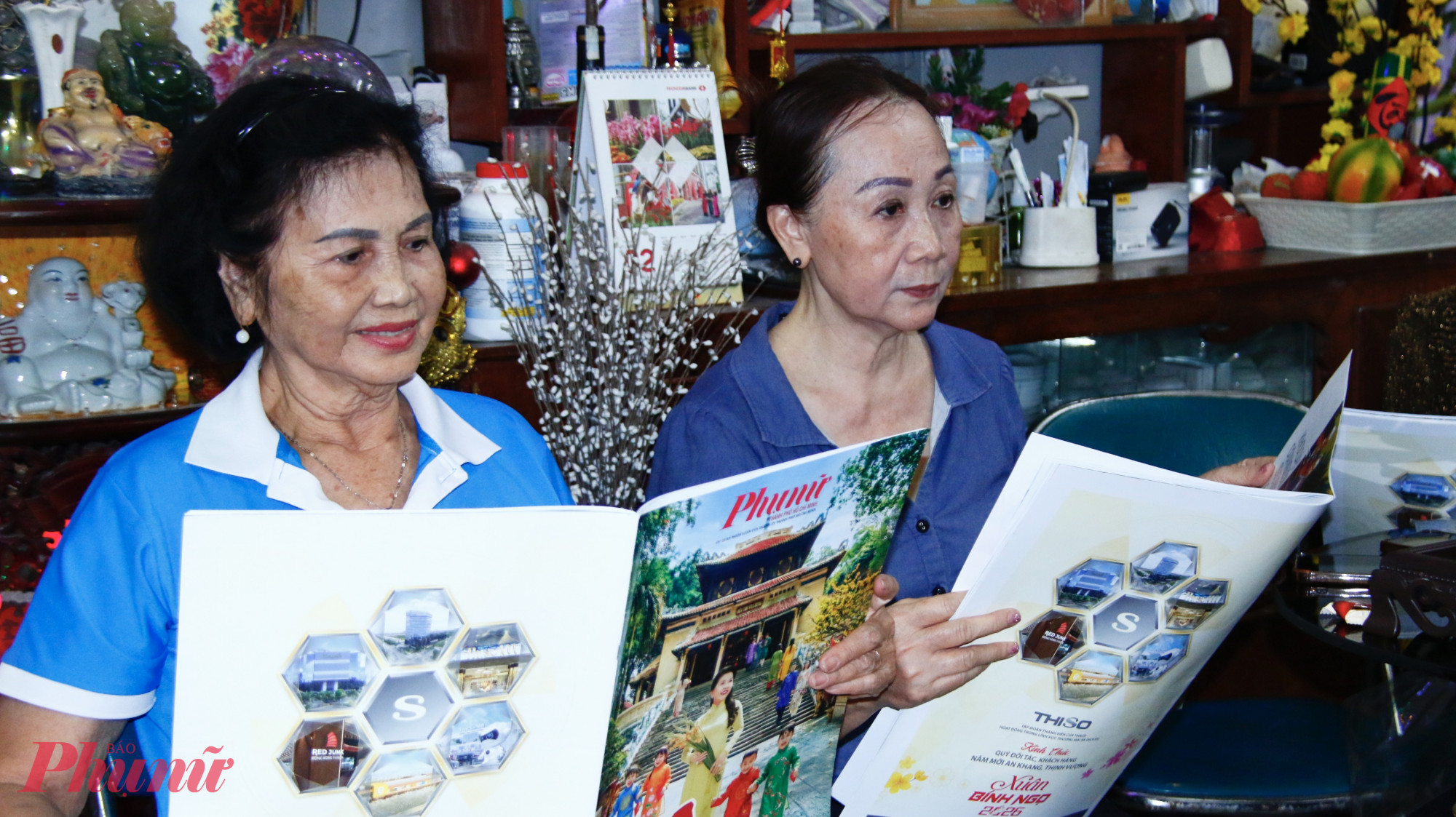 Bà Trần Kim Hảo – Chi hội trưởng Chi hội Phụ nữ khu phố 9 – bày tỏ sự thích thú với chủ đề “Cội” của Báo Phụ nữ TPHCM xuân năm nay. Theo bà, ngay khi đọc chủ đề, mỗi người như được nhắc nhớ rằng dù xã hội không ngừng phát triển, cội nguồn vẫn luôn là giá trị thiêng liêng, đáng trân trọng. Với bà, “Cội” không chỉ gợi về nguồn gốc, căn nguyên, nơi bắt đầu của mỗi con người, mỗi gia đình và cộng đồng, mà còn mang ý nghĩa sâu sắc về lòng biết ơn tổ tiên, sự gắn bó với quê hương, cũng như việc gìn giữ những giá trị truyền thống, đạo lý tốt đẹp của dân tộc.