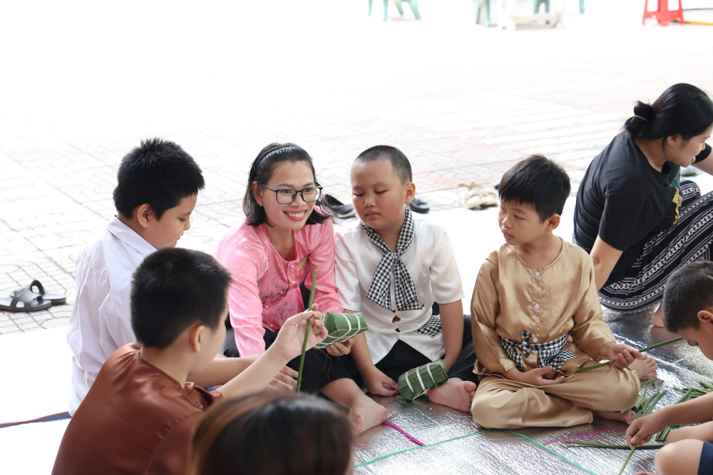 Thầy cô Trường chuyên biệt Ánh Dương kiên nhẫn hướng dẫn học trò gói bánh