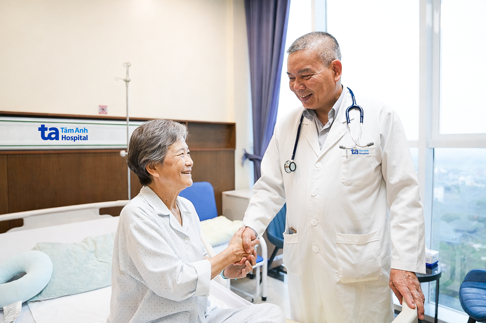 TTND.PGS.TS.BS.CKII Nguyễn Hữu Ước - Trưởng khoa Phẫu thuật Tim, Mạch máu và Lồng ngực, Bệnh viện đa khoa Tâm Anh Hà Nội - trực tiếp thăm khám, theo dõi và chăm sóc người bệnh cao tuổi trong quá trình điều trị nội trú - Ảnh: BVĐK Tâm Anh
