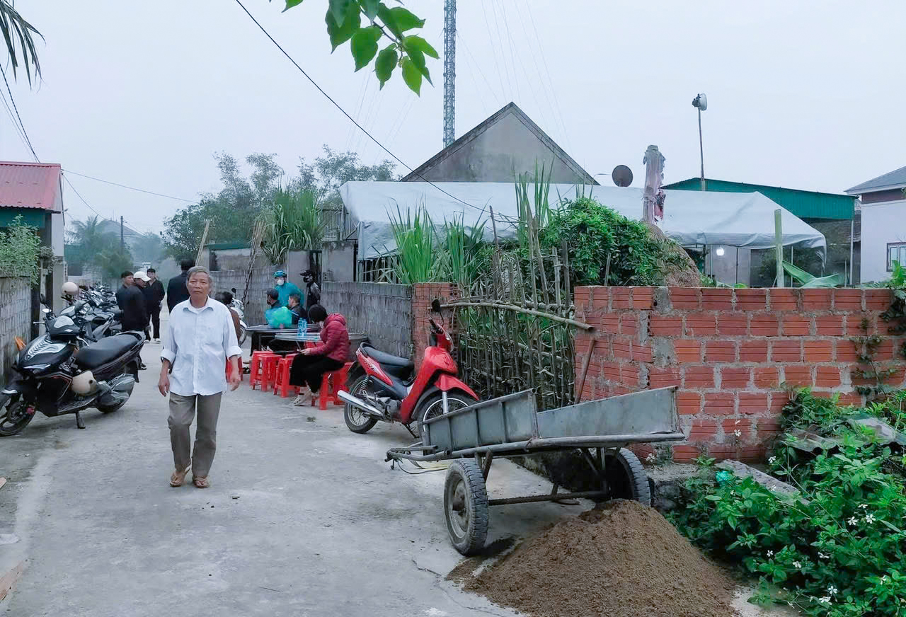 Hàng xóm đến hỗ trợ gia đình bà Ngụ lo hậu sự cho các nạn nhân - Ảnh: Khánh Trung