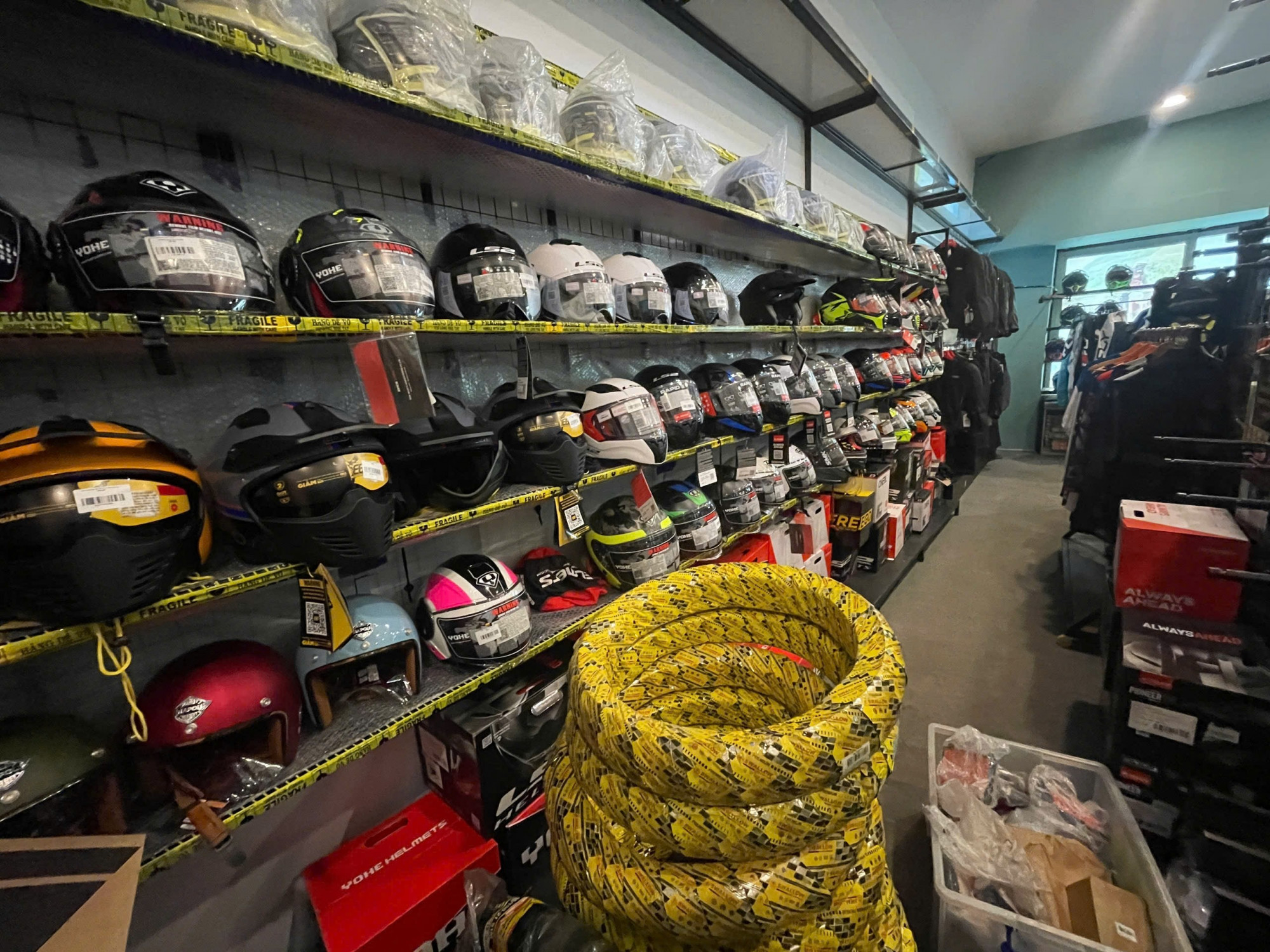 Hàng hóa mà cảnh sát thu giữ. Ảnh: CA