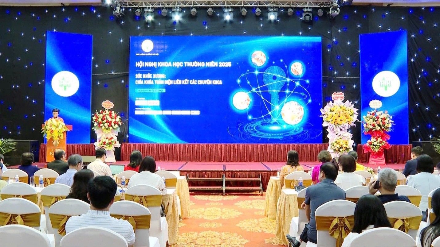 Hội nghị Khoa học thường niên năm 2025 của Hội Loãng xương Hà Nội quy tụ gần 300 đại biểu là các chuyên gia đầu ngành trong lĩnh vực cơ - xương - khớp - Ảnh: Anlene