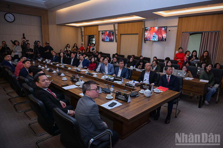 Các đại biểu xem MV “Song From A Secret Garden - Secret Garden in Vietnam”.