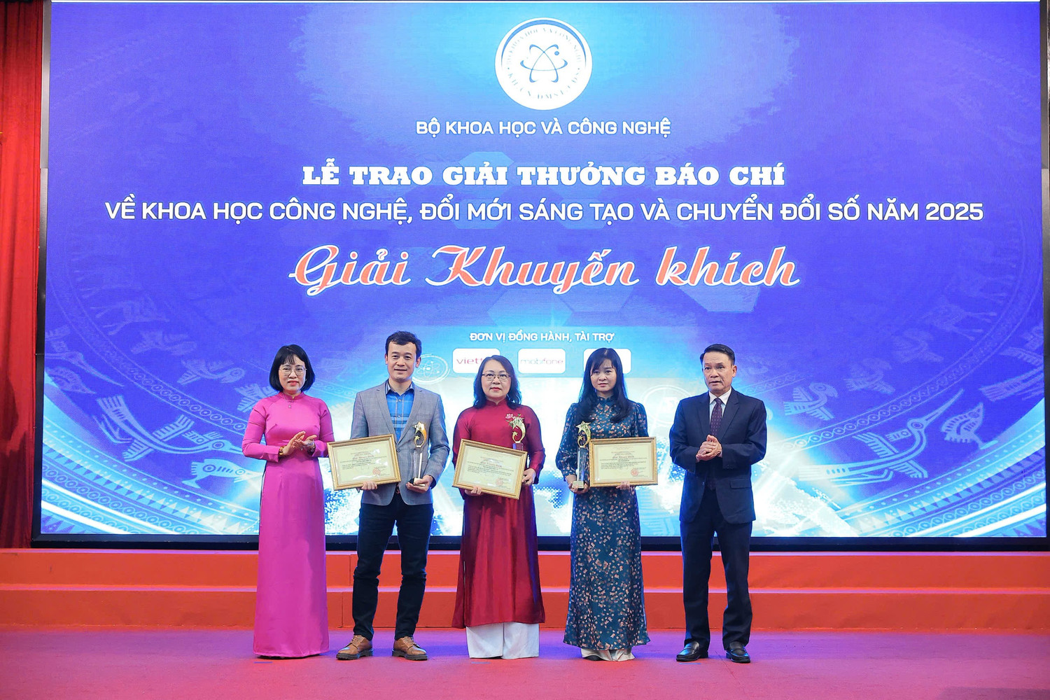 Đại diện nhóm tác giả Báo Phụ nữ TPHCM (thứ 2 từ phải qua) nhận giải thưởng. Ảnh: PV/Vietnam+