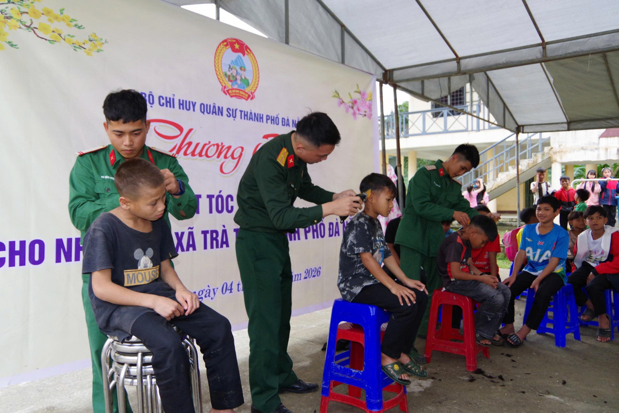 Bộ CHQS TP Đà Nẵng tổ chức trao quà và các hoạt động ý nghĩa chăm lo Tết cho nhân dân đồng bào các dân tộc tại xã Trà Tập_Ảnh: Quang Cường.