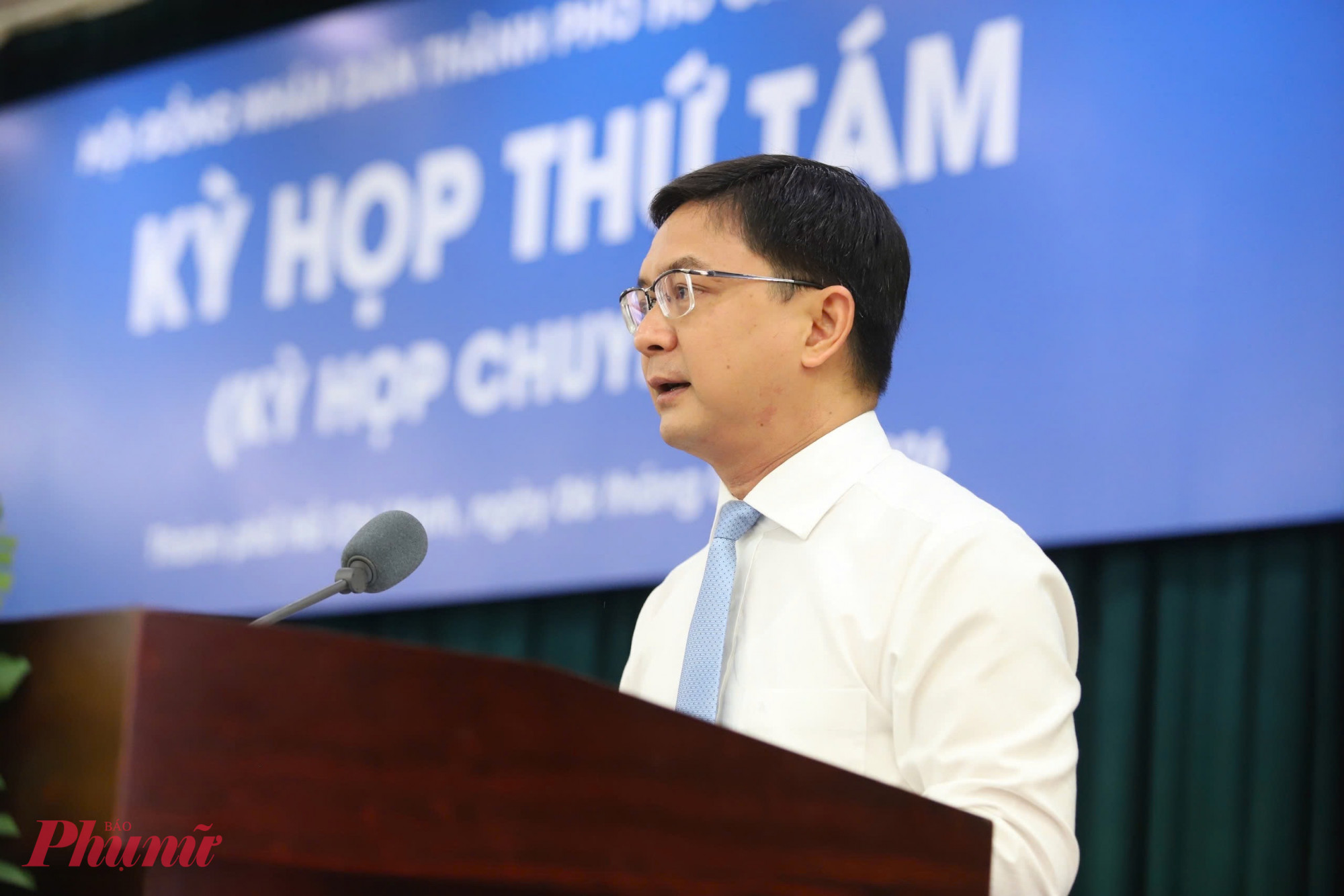 Ông Nguyễn Mạnh Cường - Phó chủ tịch UBND TPHCM trình bày các tờ trình tại kỳ họp - Ảnh: Thanh Tâm