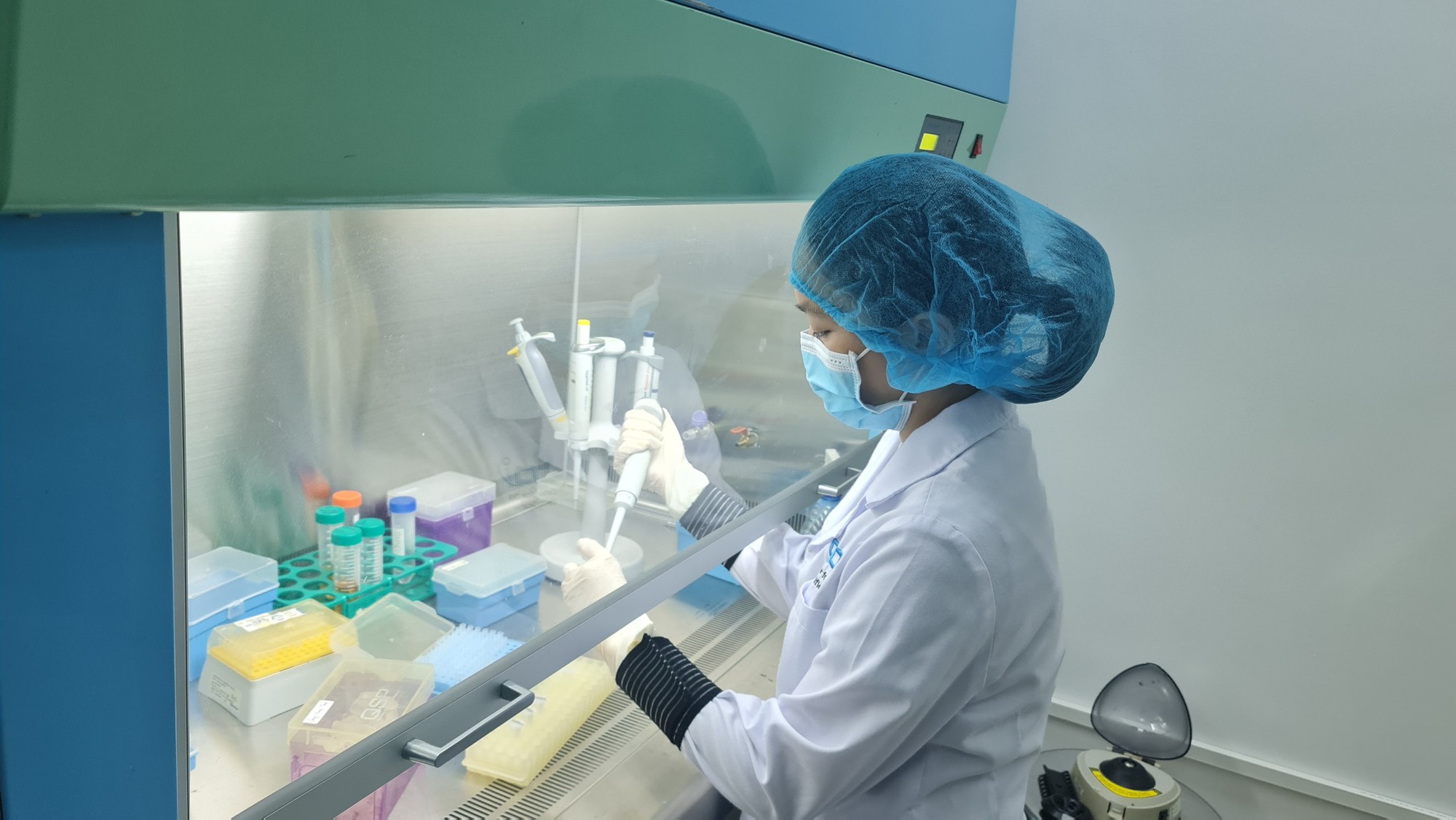 Giám định viên của Trung tâm Giám định ADN phân tích một mẫu hài cốt liệt sĩ - Ảnh: VGP/Hoàng Giang