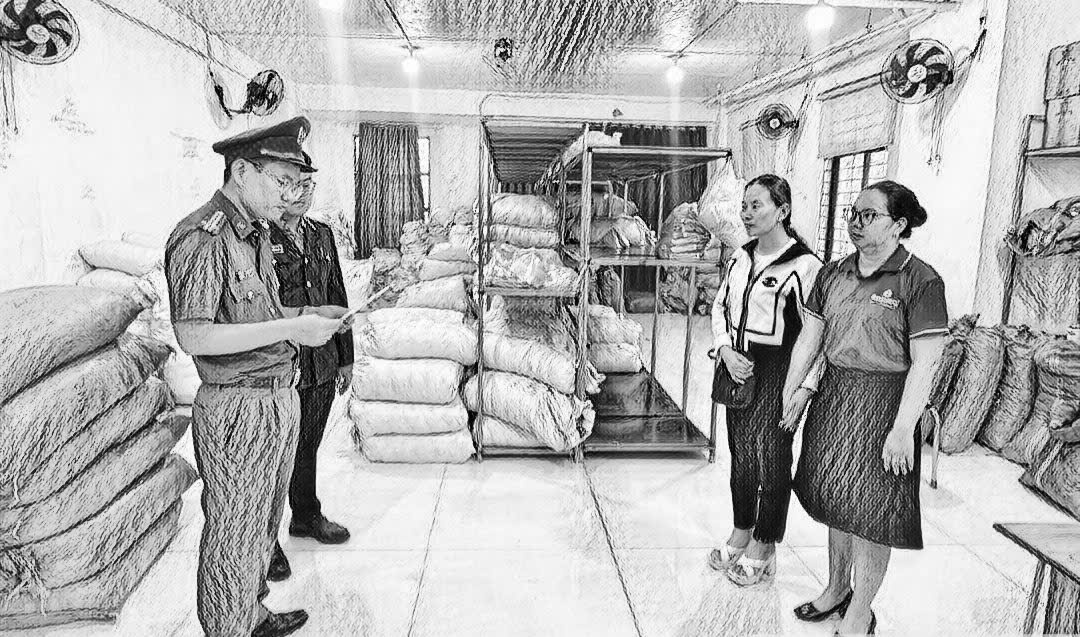 Công an đọc lệnh khởi tố Hoàng và Vâng_Ảnh: Công an Đà Nẵng.