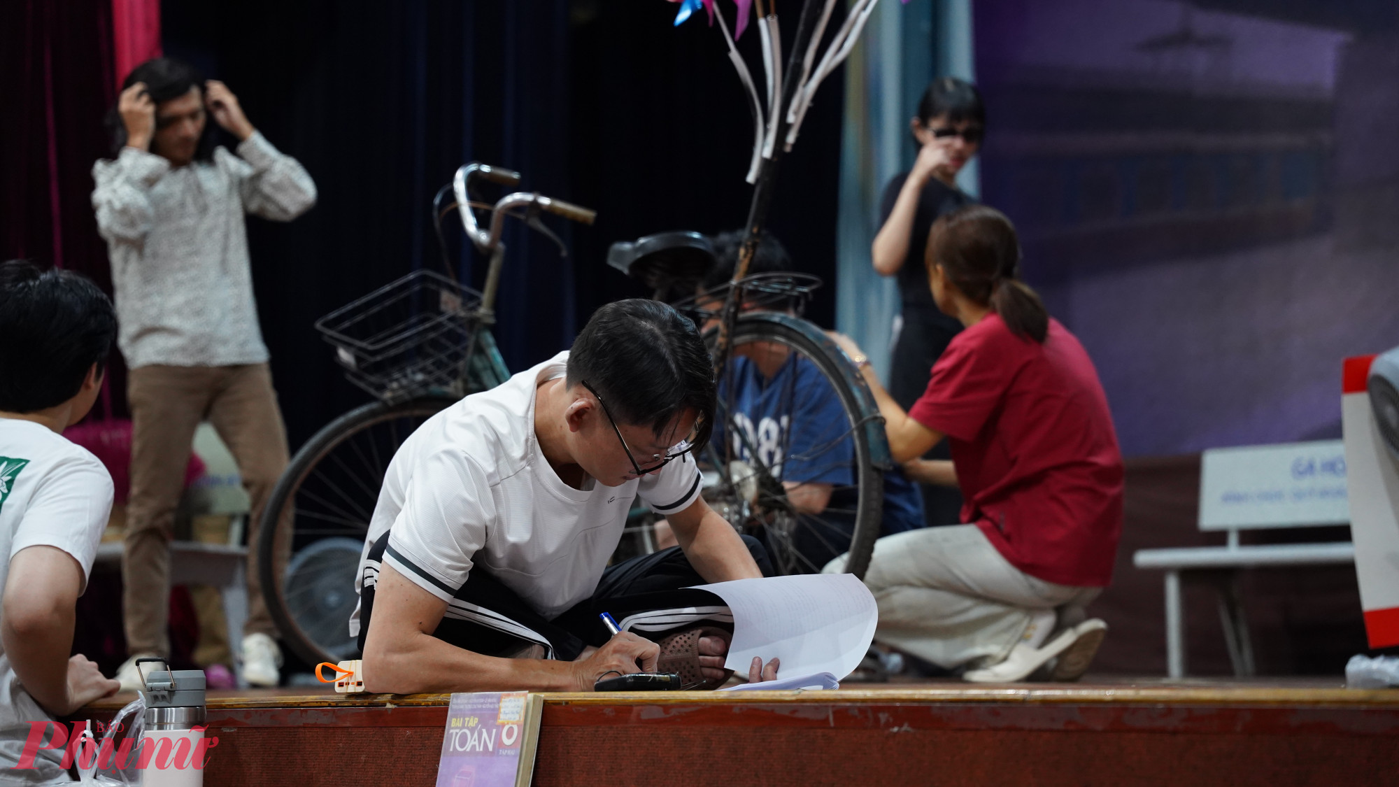 Một diễn viên vừa tập vừa tranh thủ ghi chú vào kịch bản. Vở diễn này sẽ được công diễn vào Mùng 2 Tết năm nay, nhằm 18/2.