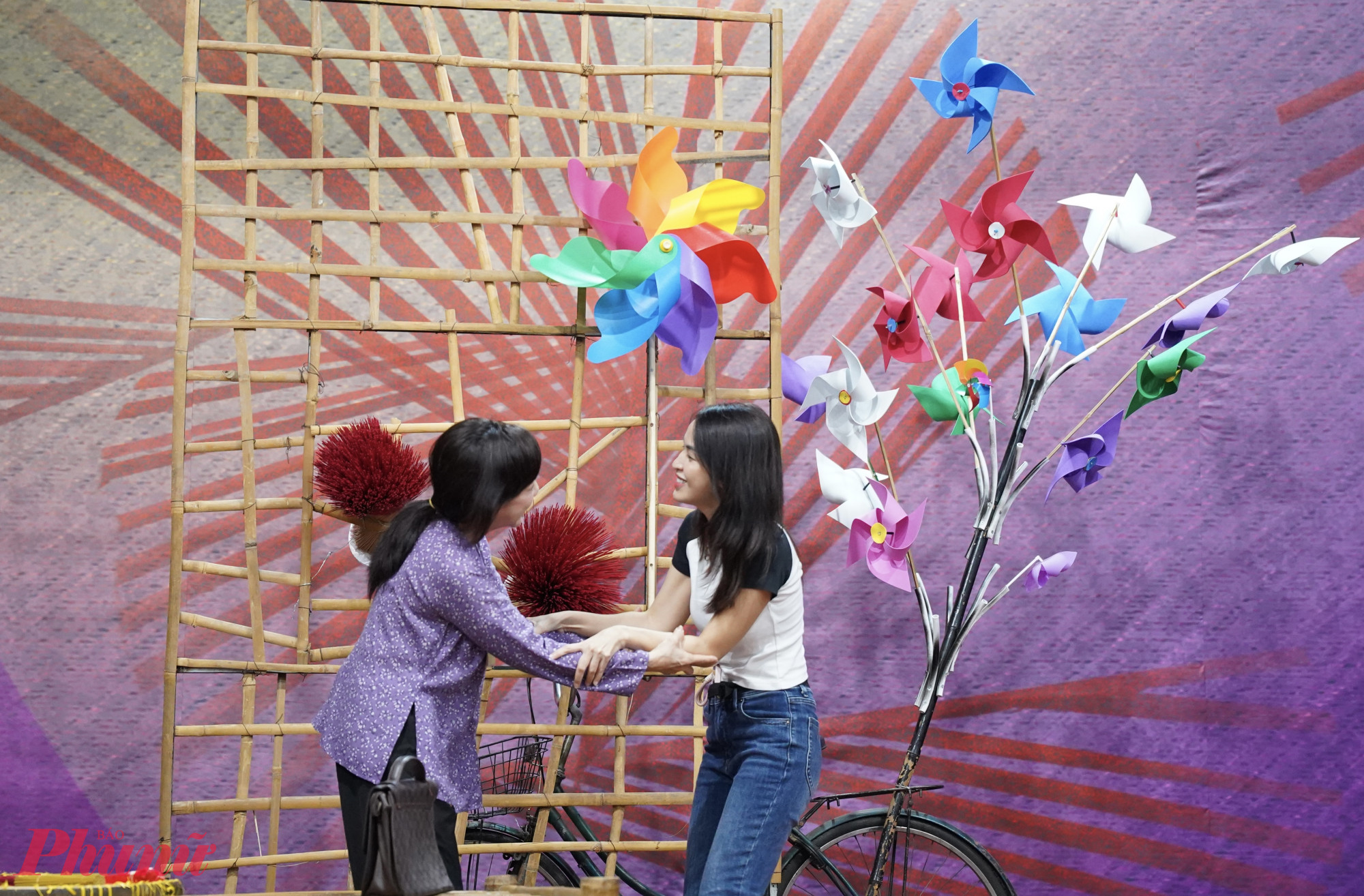 Nữ nghệ sĩ cho hay ở tuổi này hay quên, cộng với việc rất lâu mới trở lại sàn tập nên “như một tờ giấy trắng tinh”. Chị sẵn sàng học lại như tờ giấy trắng. “Tôi nói với anh Thành Hội, Ái Như nếu có gì cứ la, cứ nhắc. Tôi không hề buồn giận”, Phương Hồng Thuỷ chia sẻ.