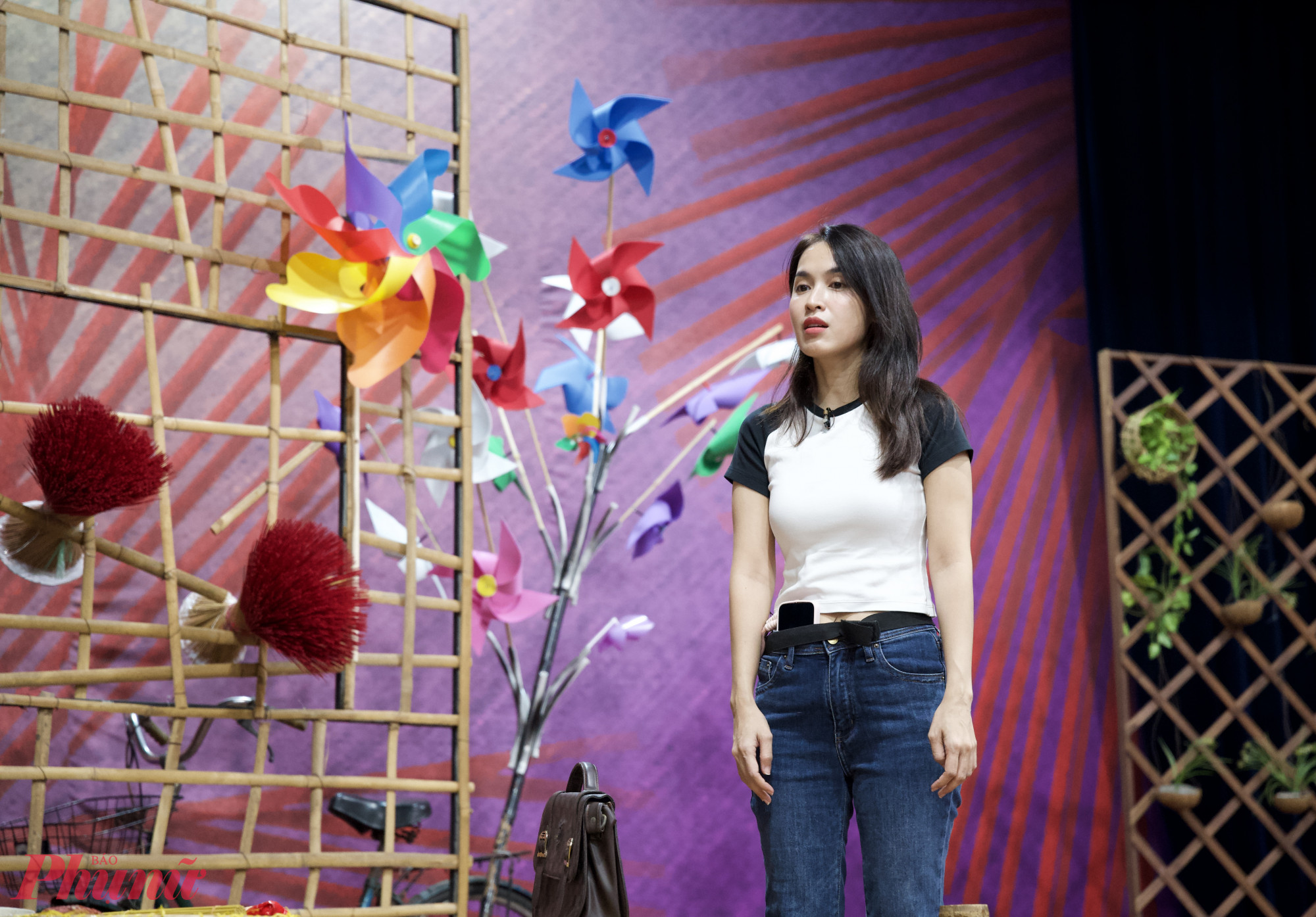 Vì chỉ tập luyện nên các nghệ sĩ giữ mặt mộc hoặc ít trang điểm. Trong đó, diễn viên Tú Vi cũng đảm nhận một vai khá dễ thương trong vở này, tương tác với nghệ sĩ Phương Hồng Thuỷ, Thế Hải.