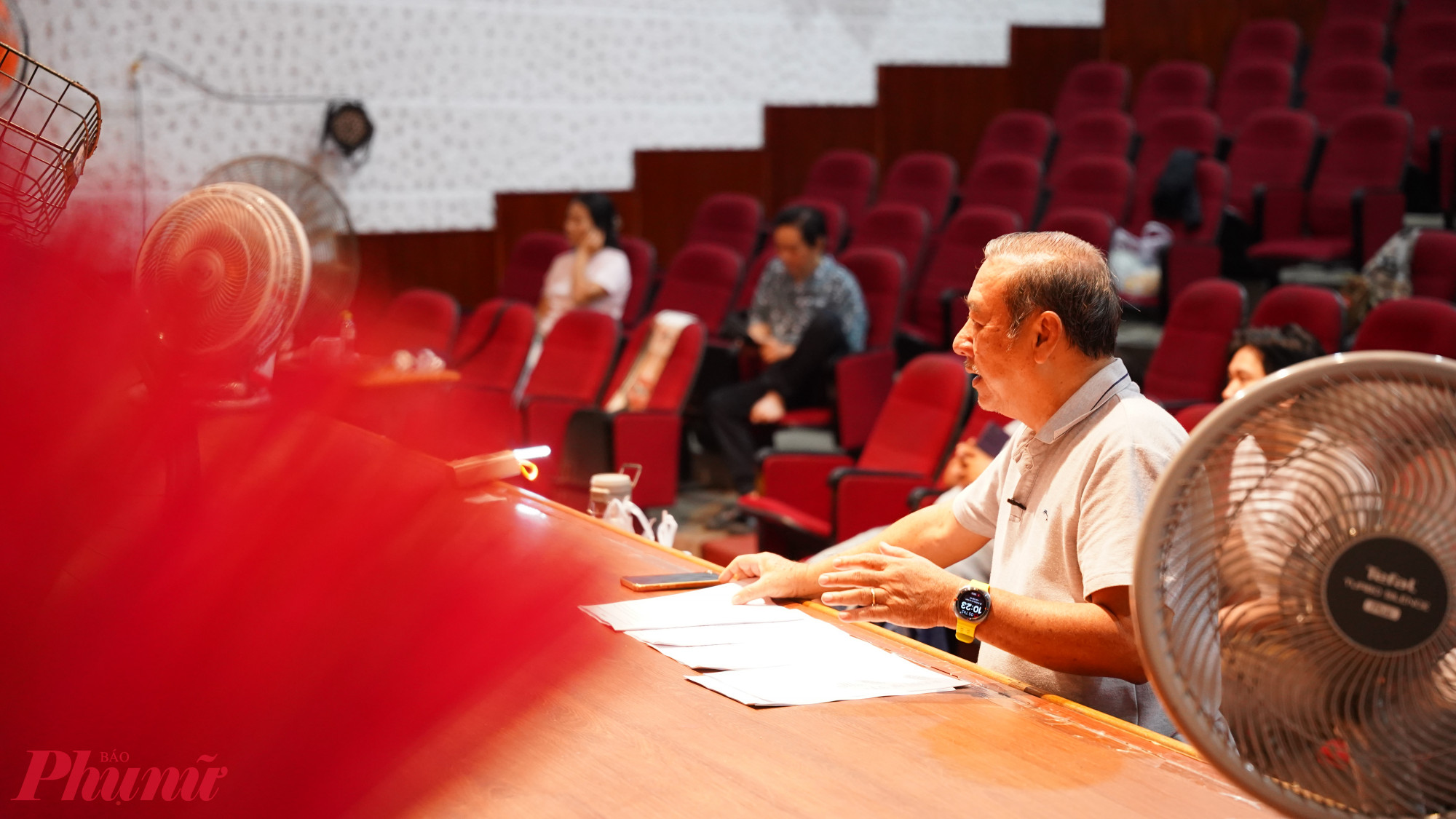 Nghệ sĩ Thành Hội luôn vui vẻ với đồng nghiệp trước giờ tập nhưng khi vào việc lại rất nghiêm túc. Ông yêu cầu tất cả nghệ sĩ thuộc thoại. Trong trường hợp họ bị quên phải nghe người nhắc thoại, không được tự ý sáng tác.